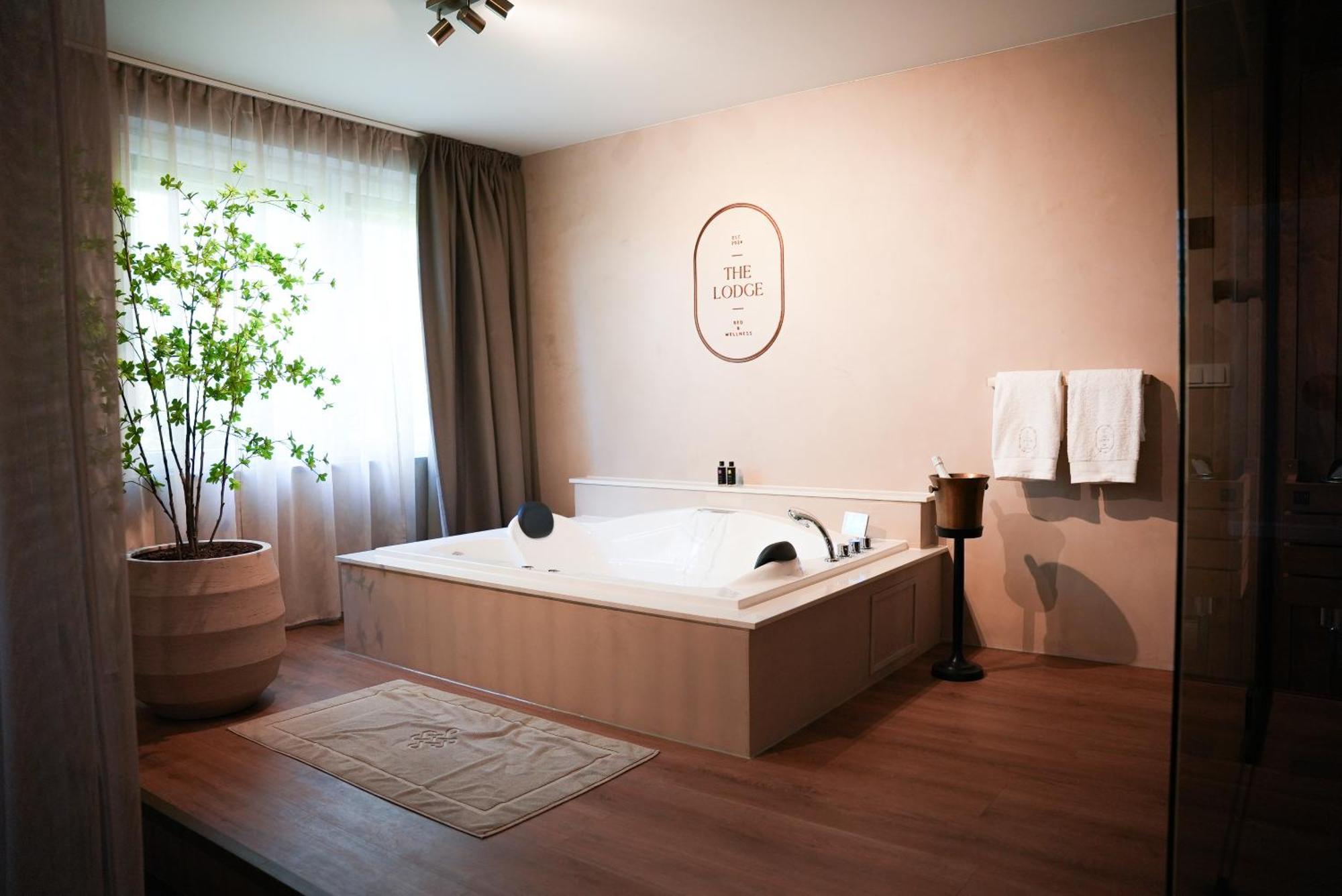 The Bed & Wellness Oisterwijk Sauna, Jacuzzi, Luxury Moergestel