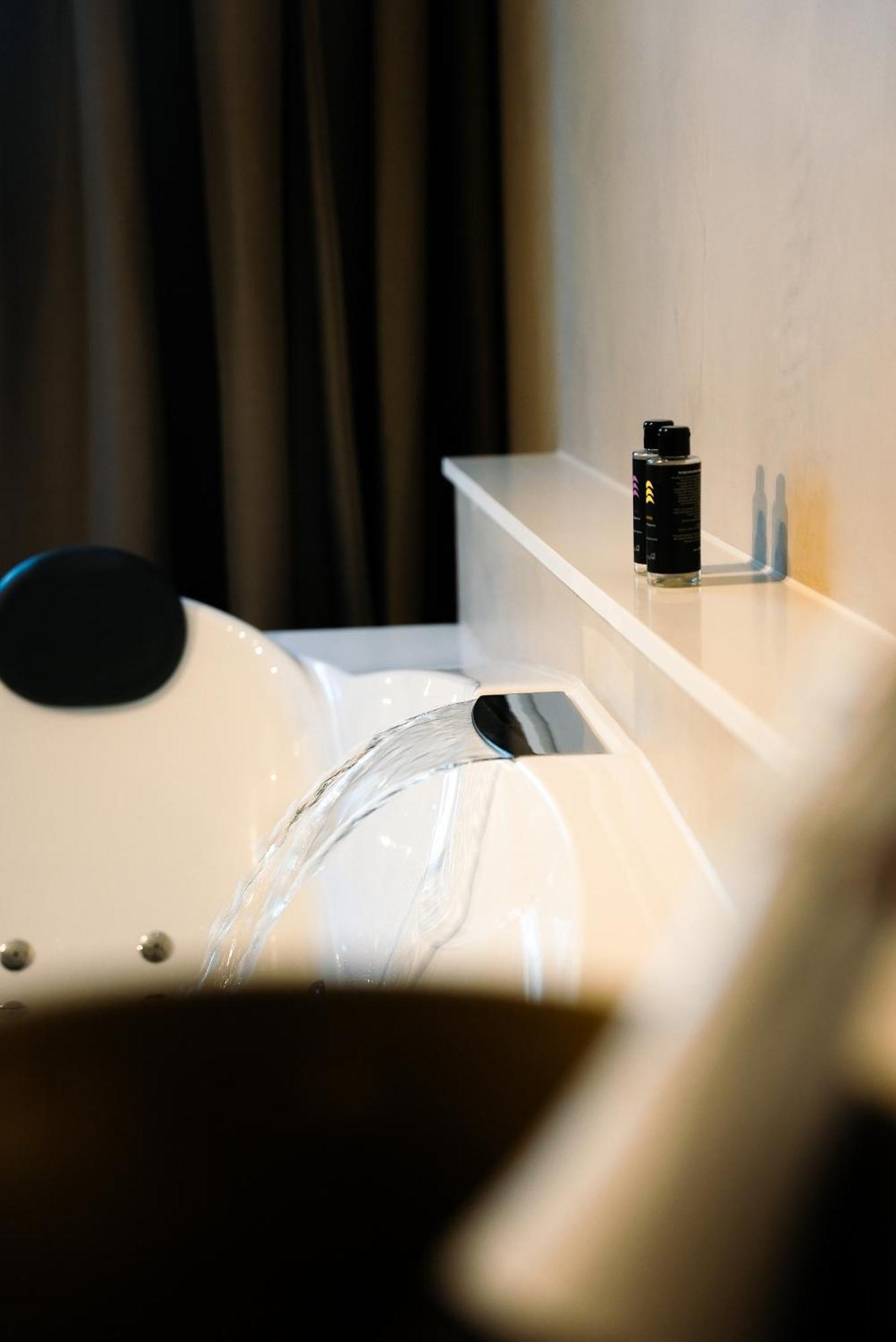 The Bed & Wellness Oisterwijk Sauna, Jacuzzi, Luxury Lodge *